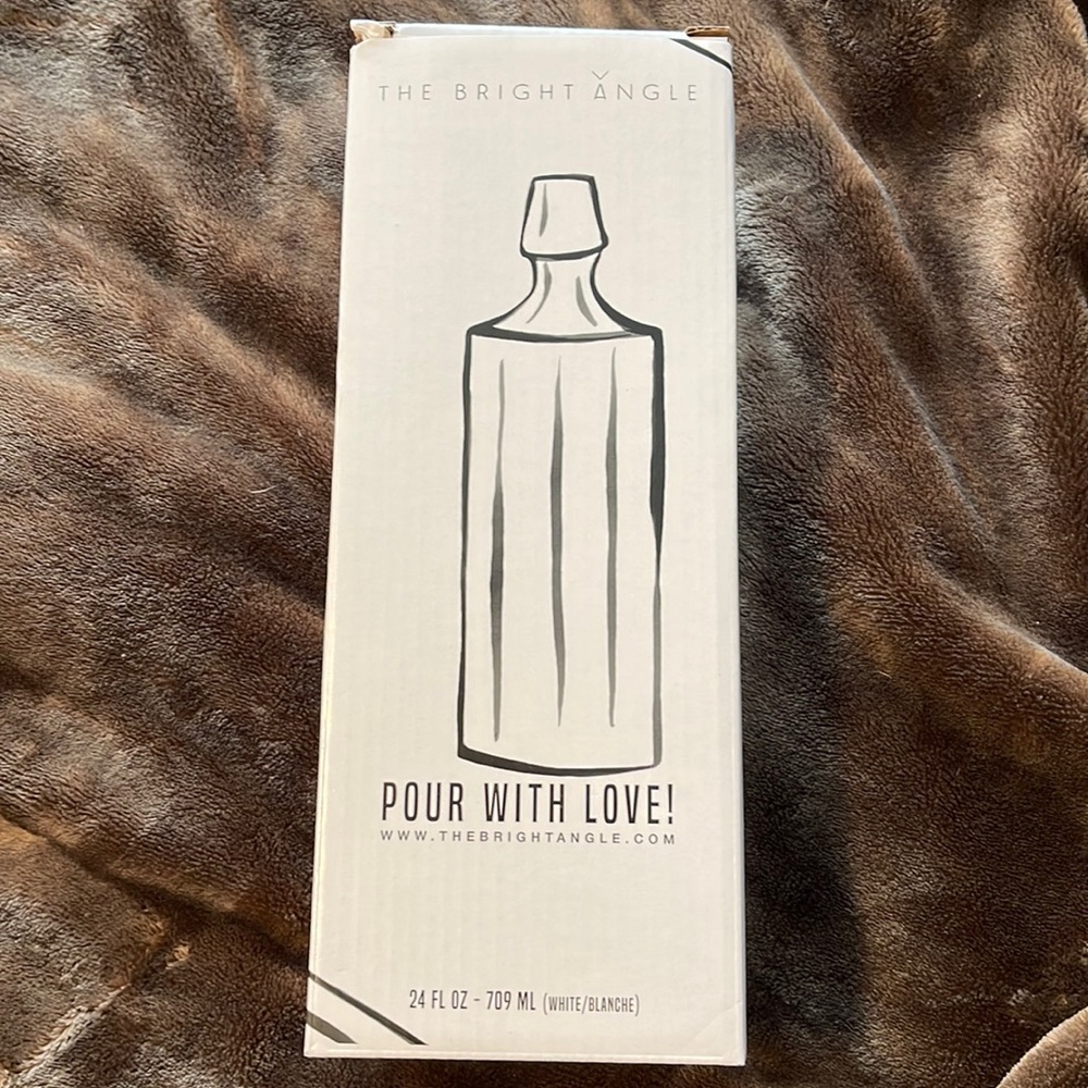 THE BRIGHT ANGLE Olive Oil bottle